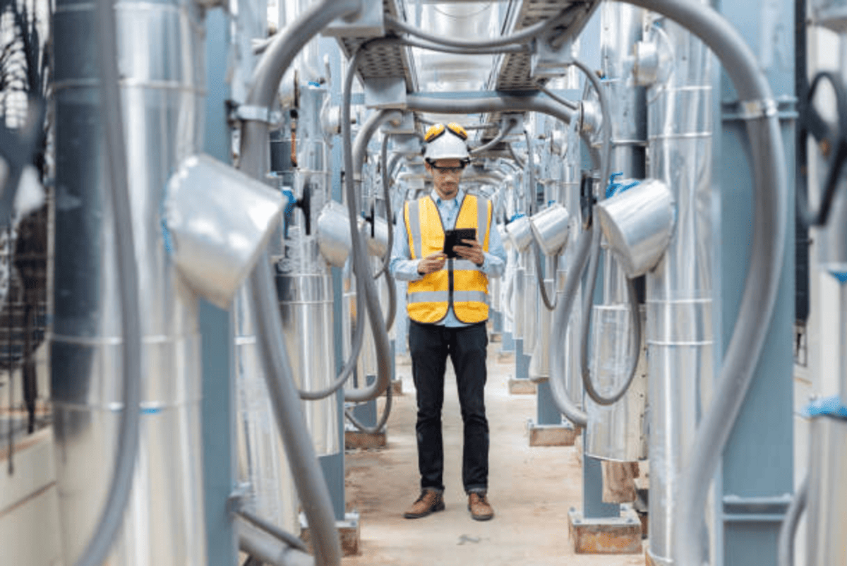 Technicien qui contrôle des installations sur site